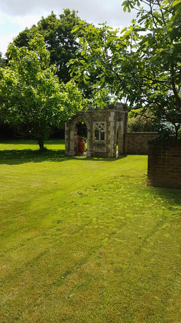 Spacious Pituresque Outdoor